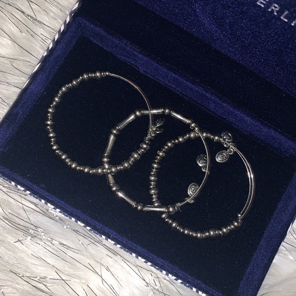 bella Perlina Jewelry - Set of three silver bangles